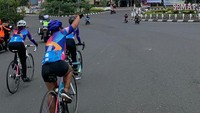 Selama perjalanan, para pesepeda diberikan proteksi perlindungan COVID-19. Sehingga mereka bisa bersepeda dengan tenang. (WCC)