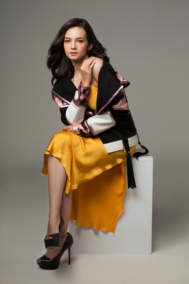 Hampir sama seperti Nafa Urbach, Enzy Storia juga memiliki darah campuran dari orangtuanya. Ayah Enzy diketahui berasal dari Polandia. Dari hidung mancung dan belahan dagunya sendiri sudah terlihat jelas jika Enzy memiliki darah blasteran. Foto: (dok.ist)