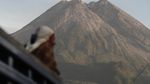 Pedagang di Lereng Gunung Merapi Dievakuasi