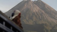 Kubah lava Gunung Merapi terlihat dari Desa Kinahrejo, Cangkringan, Sleman, DI Yogyakarta, Jumat (6/10/2020).