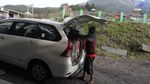 Pedagang di Lereng Gunung Merapi Dievakuasi