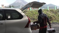 Pedagang mengemasi barang dagangannya di kawasan wisata Bungker Kaliadem, Cangkringan, Sleman, DI Yogyakarta, Jumat (6/10/2020).
