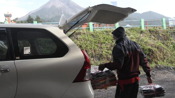 EVAKUASI PEDAGANG LERENG MERAPI Pedagang mengemasi barang dagangannya di kawasan wisata Bungker Kaliadem, Cangkringan, Sleman, DI Yogyakarta, Jumat (6/10/2020). Pedagang di kawasan wisata Kaliadem mulai mengevakuasi barang dagangan serta benda berharga ke tempat yang lebih aman, menyusul naiknya status Gunung Merapi dari Waspada menjadi Siaga. ANTARA FOTO/Hendra Nurdiyansyah/pras.