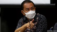 Djoko Tjandra tampak mengenakan batik saat menghadiri sidang lanjutan tersebut.