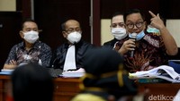 Seperti diketahui, dalam kasus ini, Djoko Tjandra didakwa bersama-sama Anita Dewi Anggraeni Kolopaking dan Brigjen Prasetijo Utomo memalsukan surat untuk kepentingan beberapa hal.