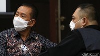 Djoko Tjandra saat itu berstatus terpidana perkara pengalihan hak tagih (cessie) Bank Bali, yang jadi buron sejak 2009. Djoko dan Anita didakwa melanggar Pasal 263 ayat 1 KUHP juncto Pasal 55 ayat 1 ke-1 KUHP juncto Pasal 64 ayat 1 KUHP dan Pasal 263 ayat 2 KUHP juncto Pasal 64 ayat 1 KUHP.