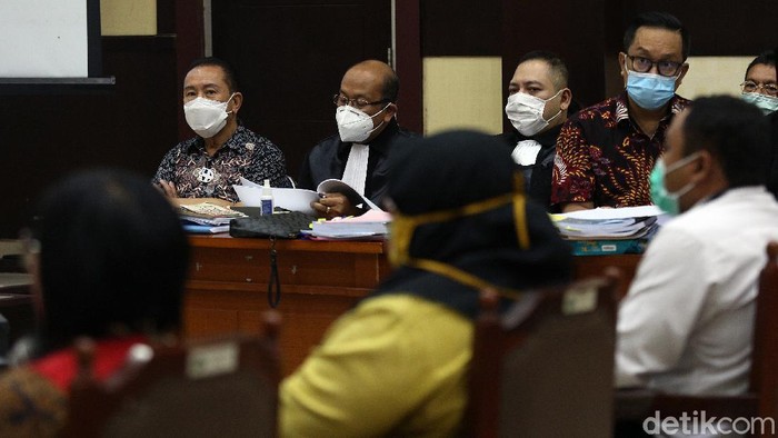 Djoko Tjandra dan Brigjen Prasetijo hadiri sidang lanjutan kasus surat jalan palsu. Berikut foto-fotonya.