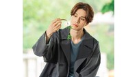 Ini bukan kali pertama Lee Dong Wook memerankan karakter astral. Sebelumnya dia didapuk sebagai Grim Reaper bernama Wang Yeo dalam drama Goblin. (Foto: dok. Instagram @leedongwook_official) 