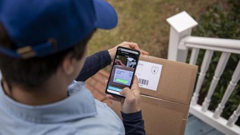 XCover Pro tidak mudah dihancurkan berkat sertifikasi standar militer AS MIL-STD-810 dan peringkat ketahanan air / debu IP68. Kendati begitu desain ponsel mirip ponsel Samsung pada umumnya, punya layar 6,3 inch dengan punch hole di sudut kiri atas. Ditenagai Exynos 9611 dengan RAM 4GB. Foto: Samsung