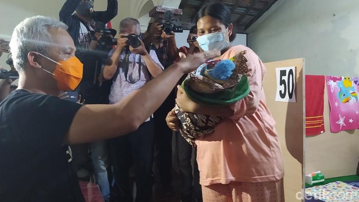 Ganjar Pranowo menjenguk pengungsi Merapi di Desa Deyangan, Mertoyudan, Magelang