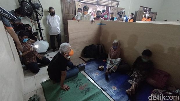 Ganjar Pranowo menjenguk pengungsi Merapi di Desa Deyangan, Mertoyudan, Magelang