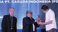 Direktur Utama Garuda Indonesia Irfan Setiaputra menerima penghargaan The Best CEO in Branding & Marketing Transformation dari BUMN Branding and Marketing Award 2020. (dok. Garuda Indonesia)