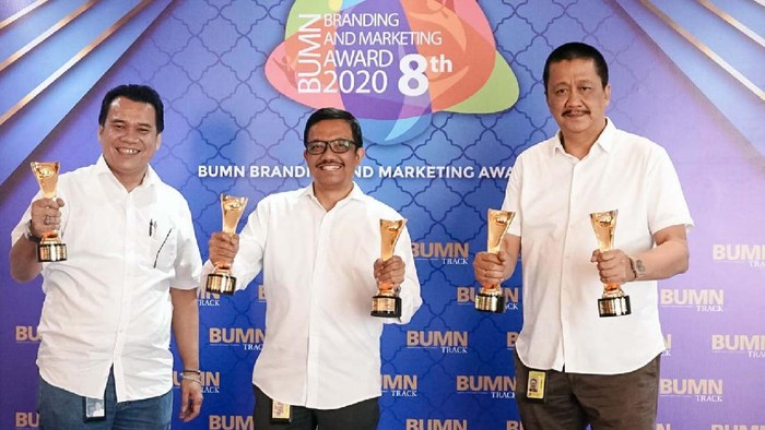 Garuda Indonesia Raih Penghargaan BUMN Branding and Marketing Awards 2020 Garuda Indonesia meraih penghargaan dalam ajang BUMN Branding and Marketing Award 2020. Maskapai plat merah tersebut meraih 5 penghargaan sekaligus.