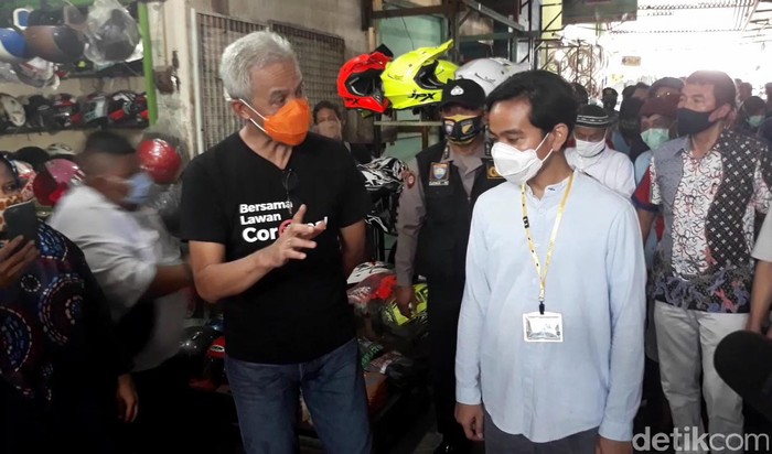 Jelang debat publik Pilkada Solo yang digelar Jumat (6/11) malam, Calon Wali Kota Solo Gibran Rakabuming Raka blusukan ke pasar Klitikan Notoharjo, Pasar Kliwon, Solo ditemani Ganjar Pranowo.