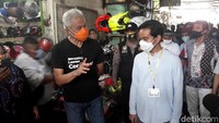 Mereka langsung menyapa warga yang sedang berada di pasar. Ganjar langsung mengingatkan agar masyarakat menjaga jarak dan memakai masker.