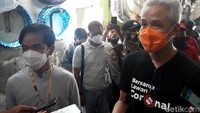 Tak lupa dia mengapresiasi petugas pengamanan yang terus berkeliling menggunakan pengeras suara agar protokol kesehatan terus dilaksanakan.