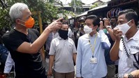 Gibran dan Ganjar datang bersama dalam satu mobil. Gibran tampak mengenakan kemeja warna biru muda. Sementara Ganjar mengenakan kaus hitam bertuliskan Bersama Lawan Corona.