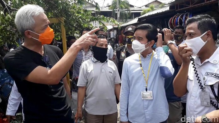 Gibran Blusukan di Temani Ganjar Jelang Debat Pilkada Solo Jelang debat publik Pilkada Solo yang digelar Jumat (6/11) malam, Calon Wali Kota Solo Gibran Rakabuming Raka blusukan ke pasar Klitikan Notoharjo, Pasar Kliwon, Solo ditemani Ganjar Pranowo.