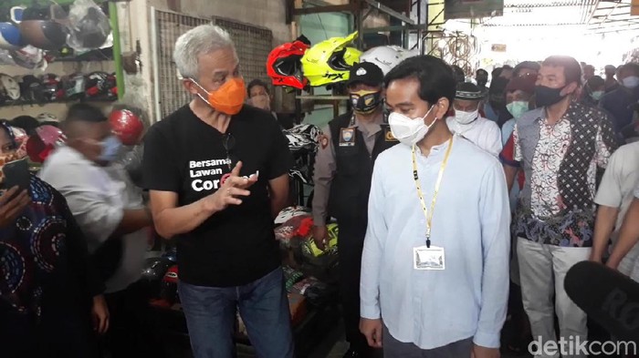Gibran Rakabuming dan Ganjar Pranowo di Klitikan Notoharjo, Solo, Jumat (6/11/2020).