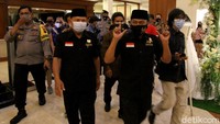 Sementara kompetitornya yang menempuh jalur independen Bagyo Wahyono dan FX. Supardjo hadir dengan kompak mengenakan kemeja hitam dengan logo bendera merah putih kecil di dada kanannya. Ia pun menyapa dengan salam dua jari.