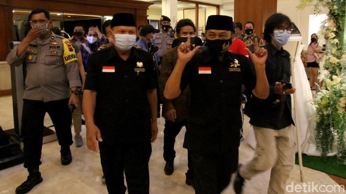 Kedua pasang calon wakil wali kota Solo yang diusung Partai PDIP Gibran Raka Buming Raka dan Teguh Prakoso serta kompetitornya jalur independen Bagyo Wahyono dan FX. Supardjo memasuki hotel tempat acara debat di Solo, Jawa Tengah, Jumat (11/6).