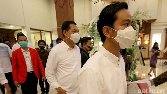 Kedua pasang calon wakil wali kota Solo yang diusung Partai PDIP Gibran Raka Buming Raka dan Teguh Prakoso serta kompetitornya jalur independen Bagyo Wahyono dan FX. Supardjo memasuki hotel tempat acara debat di Solo, Jawa Tengah, Jumat (11/6).