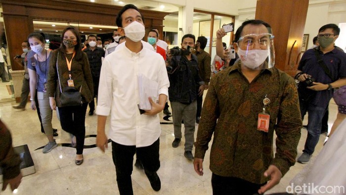 Kedua pasang calon wakil wali kota Solo yang diusung Partai PDIP Gibran Raka Buming Raka dan Teguh Prakoso serta kompetitornya jalur independen Bagyo Wahyono dan FX. Supardjo memasuki hotel tempat acara debat di Solo, Jawa Tengah, Jumat (11/6).