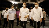 Gibran Raka Buming Raka dan Teguh Prakoso yang kompak mengenakan kemeja putih memasuki hotel tempat acara debat di Solo, Jawa Tengah, Jumat (11/6) malam.