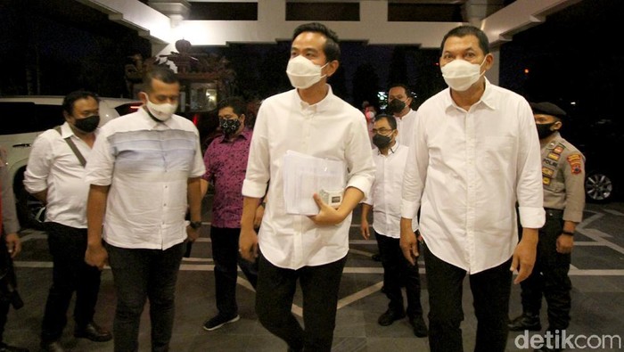 Kedua pasang calon wakil wali kota Solo yang diusung Partai PDIP Gibran Raka Buming Raka dan Teguh Prakoso serta kompetitornya jalur independen Bagyo Wahyono dan FX. Supardjo memasuki hotel tempat acara debat di Solo, Jawa Tengah, Jumat (11/6).