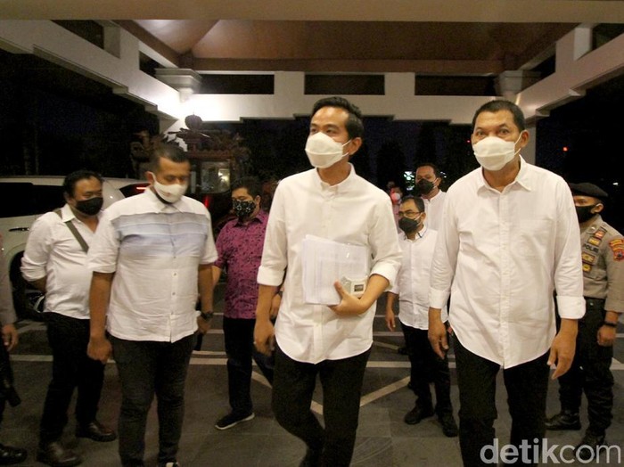 Kedua pasang calon wakil wali kota Solo yang diusung Partai PDIP Gibran Raka Buming Raka dan Teguh Prakoso serta kompetitornya jalur independen Bagyo Wahyono dan FX. Supardjo memasuki hotel tempat acara debat di Solo, Jawa Tengah, Jumat (11/6).