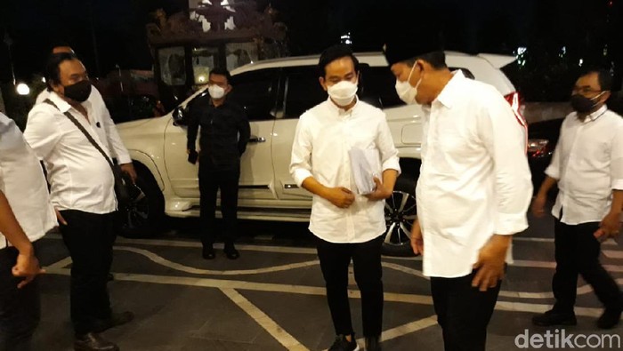 Gibran-Teguh dan Bajo tiba di lokasi debat Pilkada Solo di Sunan Hotel, Jumat (6/11/2020).