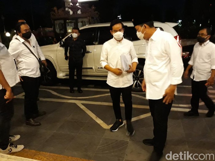 Gibran-Teguh dan Bajo tiba di lokasi debat Pilkada Solo di Sunan Hotel, Jumat (6/11/2020).