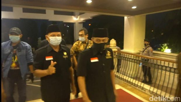 Gibran-Teguh dan Bajo tiba di lokasi debat Pilkada Solo di Sunan Hotel, Jumat (6/11/2020).