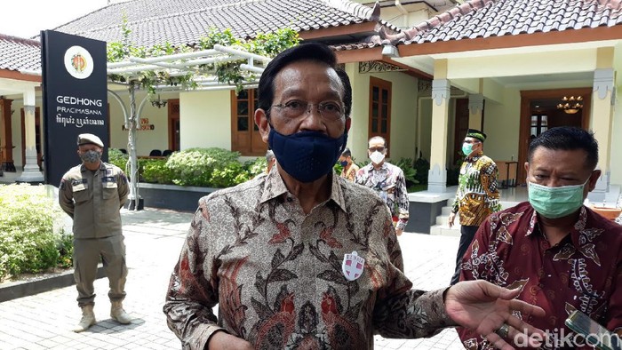 Gubernur DIY Sri Sultan Hamengku Buwono (HB) X di Gedhong Pracimasana, Kompleks Kantor Gubernur DIY, Kecamatan Danurejan, Kota Yogyakarta. Foto diambil Jumat (6/11/2020).