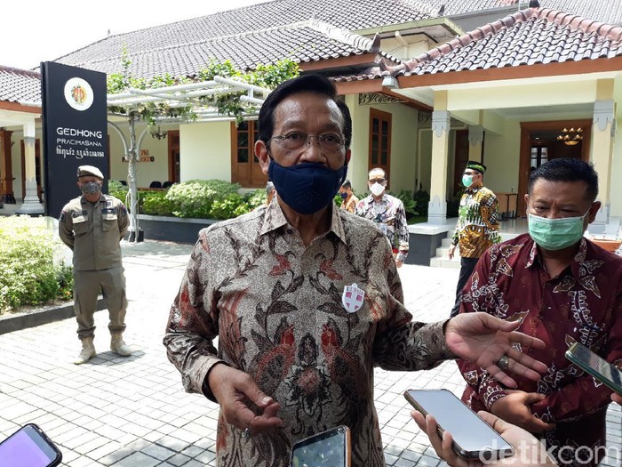 Gubernur DIY Sri Sultan Hamengku Buwono (HB) X di Gedhong Pracimasana, Kompleks Kantor Gubernur DIY, Kecamatan Danurejan, Kota Yogyakarta. Foto diambil Jumat (6/11/2020).