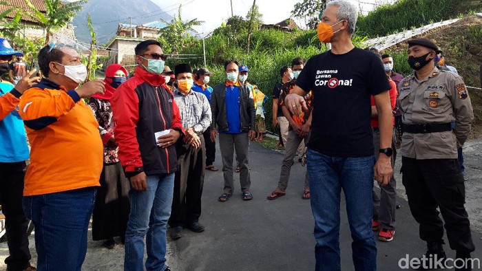 Gubernur Jateng Ganjar Pranowo mengecek warga lereng Merapi di Dukuh Sumber, Desa Klakah, Kecamatan Selo, Boyolali, Jumat (6/11/2020).