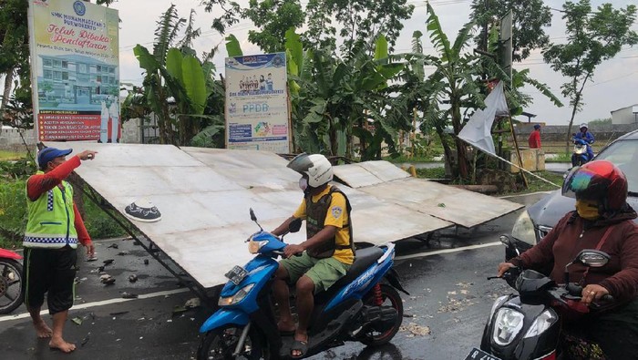 Hujan lebat yang mengguyur Kota Purwokerto, Banyumas, menyebabkan sejumlah pohon tumbang, Jumat (6/11/2020).