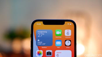 Masih terdapat notch di sana ada kamera 12 MP. Foto: Adi Fida Rahman/detikINET