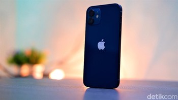 Apple melindunginya dengan ceramic shield di bagian belakangnya. Foto: Adi Fida Rahman/detikINET