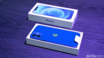 Varian yang diunboxing berwarna biru dan ROM 128 GB. Foto: Adi Fida Rahman/detikINET