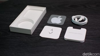 Inilah aksesori yang diberikan Apple pada paket penjualannya. Foto: Adi Fida Rahman/detikINET
