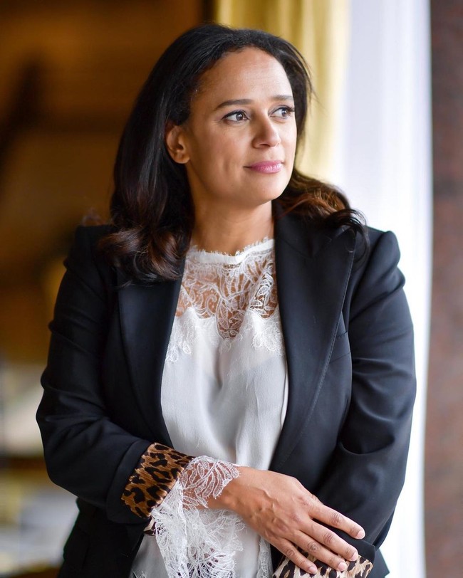 Isabel Dos Santos awal tahun ini dilaporkan memiliki kekayaan $2 miliar (Rp 28,4 triliunan) yang membuatnya menjadi wanita terkaya di Afrika. Sebelumnya ia sempat dituduh mengeksploitasi negara demi keuntungan sendiri. Wanita asal Angola tersebut belakangan kembali diperbincangkan karena baru saja kehilangan suami. Foto: Instagram @isabel_dos_santos.me