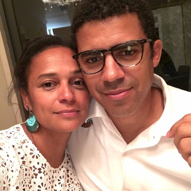 Miliuner wanita pertama Afrika tersebut menikah dengan Sindika Dokolo, seorang pebisnis dan koleksi seni asal Kongo. Mereka bertemu ketika kuliah di London. Pernikahan mereka yang mewah waktu itu sempat dikritik mengingat kebanyakan warga Angola hidup miskin. Keduanya juga sempat terlibat kasus penyalahgunaan uang dan kekuasaan. Foto: Instagram @isabel_dos_santos.me