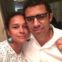 Miliuner wanita pertama Afrika tersebut menikah dengan Sindika Dokolo, seorang pebisnis dan koleksi seni asal Kongo. Mereka bertemu ketika kuliah di London. Pernikahan mereka yang mewah waktu itu sempat dikritik mengingat kebanyakan warga Angola hidup miskin. Keduanya juga sempat terlibat kasus penyalahgunaan uang dan kekuasaan. Foto: Instagram @isabel_dos_santos.me