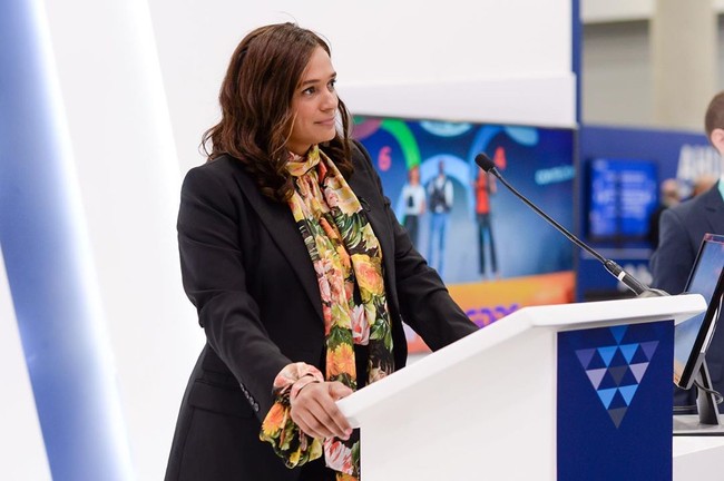 Sebelumnya wanita itu mengaku tidak punya niat untuk masuk ke dunia politik. Tapi Isabel tampaknya mulai berubah pikiran dan tertarik meneruskan jejak ayahnya. Dalam sebuah acara televisi, ibu satu anak pernah mengungkap kemungkinan dirinya akan mencalonkan diri sebagai presiden di 2022. Foto: Instagram @isabel_dos_santos.me