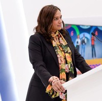 Sebelumnya wanita itu mengaku tidak punya niat untuk masuk ke dunia politik. Tapi Isabel tampaknya mulai berubah pikiran dan tertarik meneruskan jejak ayahnya. Dalam sebuah acara televisi, ibu satu anak pernah mengungkap kemungkinan dirinya akan mencalonkan diri sebagai presiden di 2022. Foto: Instagram @isabel_dos_santos.me