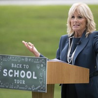 Jill Biden tercatat sebagai istri wakil presiden pertama di AS yang tetap meneruskan pekerjaannya setelah sang suami terpilih menjadi orang nomer dua pada 2008. Jill merupakan seorang guru. Dia tetap mengajar empat kali seminggu di Delaware Technical & Community College. Foto: Dok. AFP