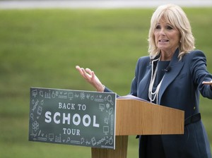 Jill Biden Pakai Stoking yang Jadi Kontroversi, Dibilang Murahan & Memalukan