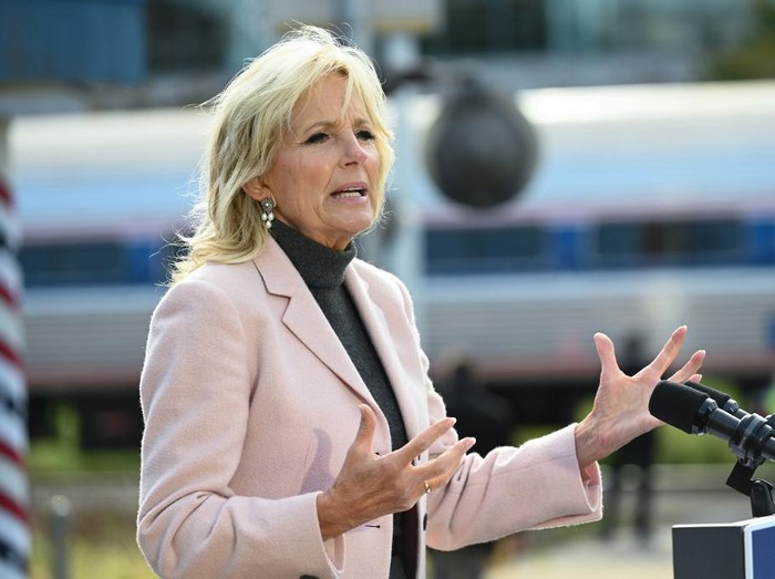 Jill Biden, istri Joe Biden LAS VEGAS, NEVADA - FEBRUARY 21: Dr. Jill Biden (L) and her husband, Democratic presidential candidate former Vice President Joe Biden, arrive at a community event at Hyde Park Middle School on February 21, 2020 in Las Vegas, Nevada. Joe Biden is campaigning one day before the Nevada Democratic presidential caucuses. Ethan Miller/Getty Images/AFP