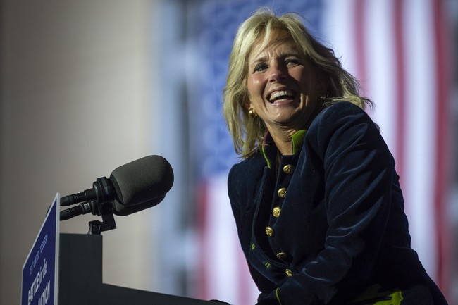 Gelar master pendidikan pertama didapat Jill Biden dari West Chester State College didapatnya pada 1981 saat dia sedang hamil. Gelar master kedua dari jurusan bahasa Inggris didapatnya pada 1987. Dan gelar doktor pendidikan diraihnya dari University of Delaware pada 2007. Foto: Dok. AFP